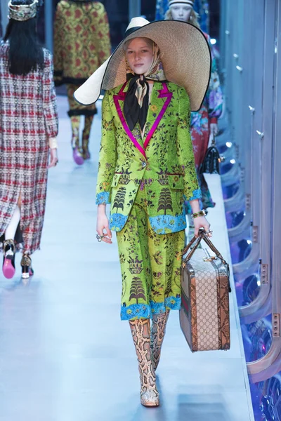 Look 17